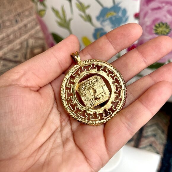 Good Luck Charm Pendant Faux Jade and Gold Tone - Picture 5 of 6